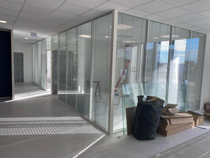 Pose de cloisons modulaires pour bureaux à Paris